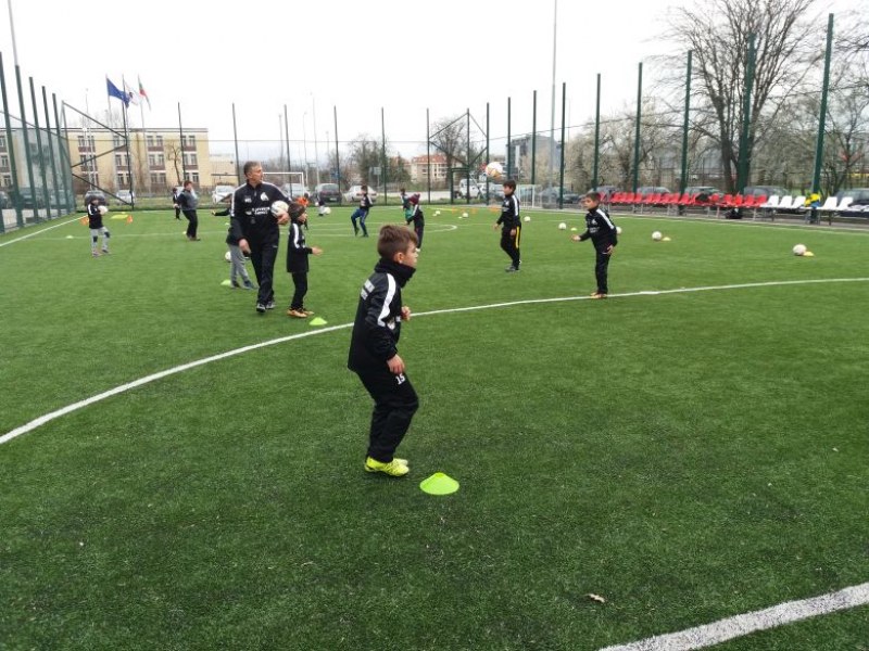 16 таланти започнаха тренировки в новата футболна школа на ПУ СНИМКИ