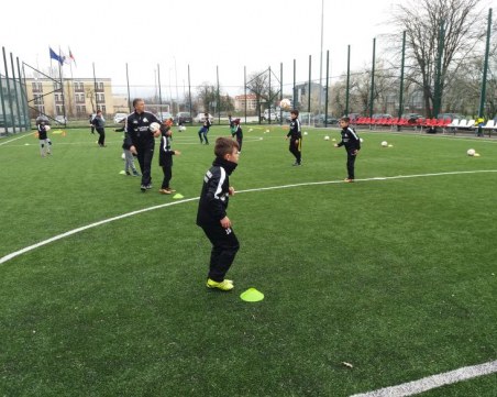 16 таланти започнаха тренировки в новата футболна школа на ПУ СНИМКИ