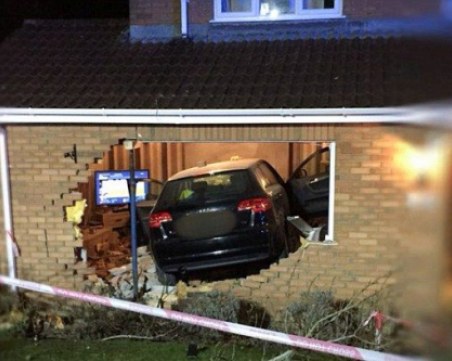 Ауди връхлетя в спалнята на семейство, майка и дъщеря са изпотрошени СНИМКИ