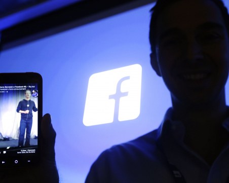 Фейсбук събирал данни от телефонните ни разговори от години