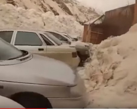 Лавина връхлетя паркинг с десетки автомобили! Зрелищно ВИДЕО