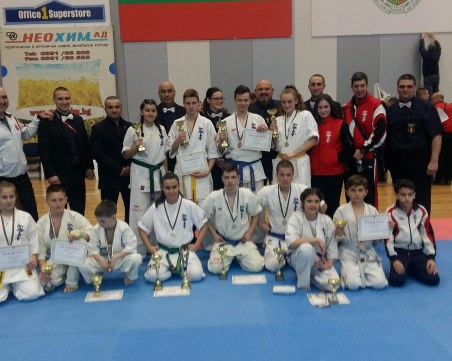 Малките каратеки на Тракия с 12 медала и купа от държавните
