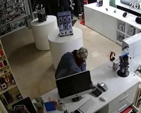 Маскирани крадци разбиха магазин за техника ВИДЕО