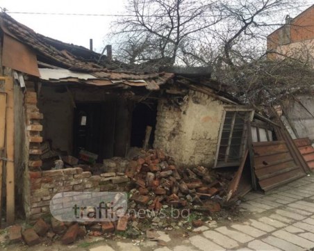 На улица “Китка“ не всичко е китка! Чия е тази къща? СНИМКИ