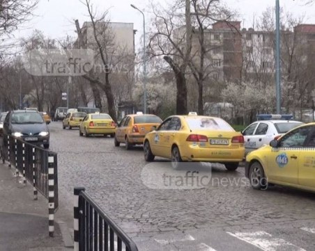Над 100 таксита блокираха центъра на Пловдив СНИМКИ и ВИДЕО