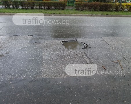 Пловдивчанин спука гума в дупка в Кършияка, праща сметката на кмета СНИМКА