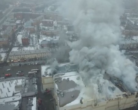Расте броят на жертвите при големия пожар в руския мол ВИДЕО и СНИМКИ