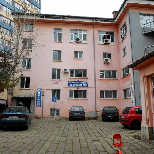 Бутат поликлиника в центъра на Пловдив, за да вдигнат многоетажен паркинг