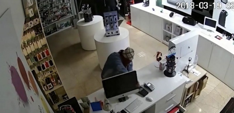 Маскирани крадци разбиха магазин за техника ВИДЕО