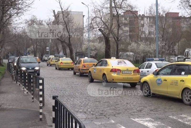Над 100 таксита блокираха центъра на Пловдив СНИМКИ и ВИДЕО