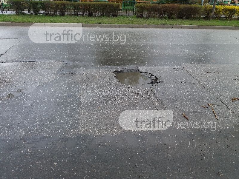 Пловдивчанин спука гума в дупка в Кършияка, праща сметката на кмета СНИМКА