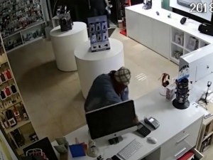 Маскирани крадци разбиха магазин за техника ВИДЕО
