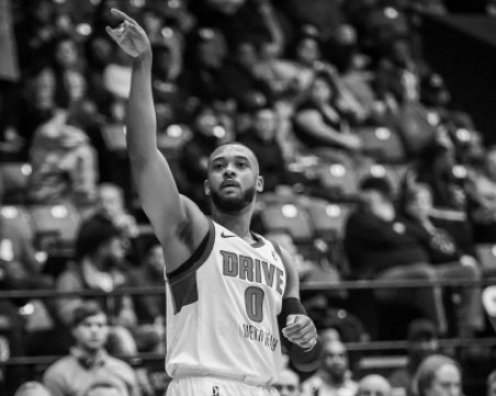 Баскетболист припадна по време на мач и почина