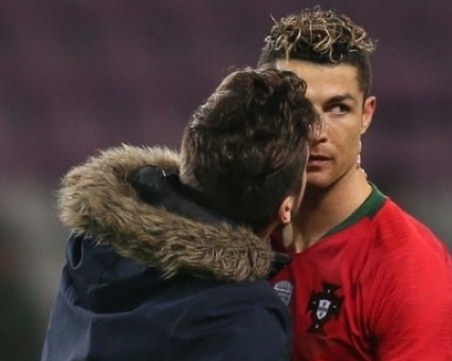 Мъжки прегръдки и целувки за Роналдо по време на мач ВИДЕО