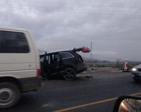 Меле на пътя Асеновград-Пловдив! Джип е напълно потрошен СНИМКИ