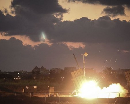 Саудитска Арабия изстреля ракета, тя се... върна ВИДЕО