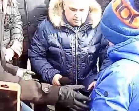 Зам.-губернатор падна на колене пред митингуващите в Кемерово ВИДЕО