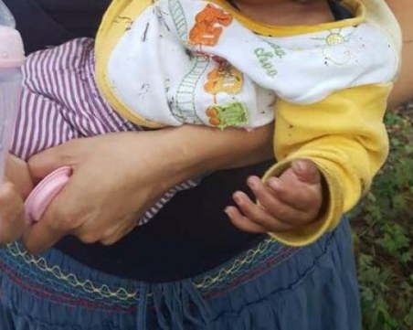 Започват проверка на социалните, уговарящи самотна майка да си даде детето