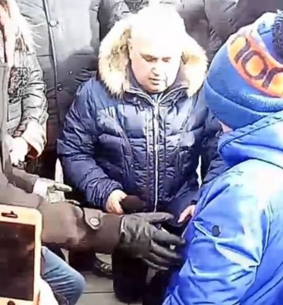 Зам.-губернатор падна на колене пред митингуващите в Кемерово ВИДЕО