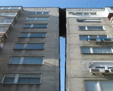 7-етажен блок се разцепи и започна да се накланя в Русе! Хората са в паника