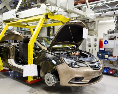 Автомобилен гигант дава по 20 хиляди евро бонус на работник при напускане веднага