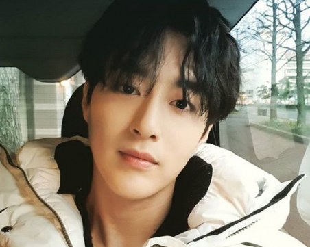 Известен корейски певец е открит мъртъв в дома си