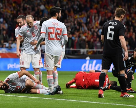 Какво унижение! Испания вкара 6 на Аржентина, Меси гледа отблизо