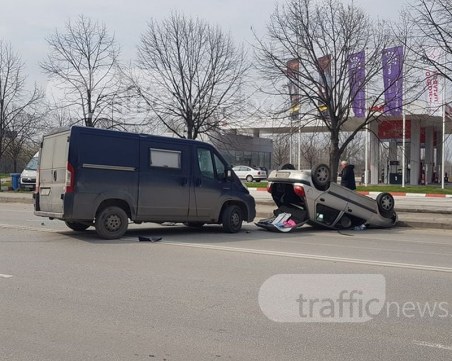 Майка и дете са извадени от рязаната кола на Пещерско, откарани са в болница СНИМКИ