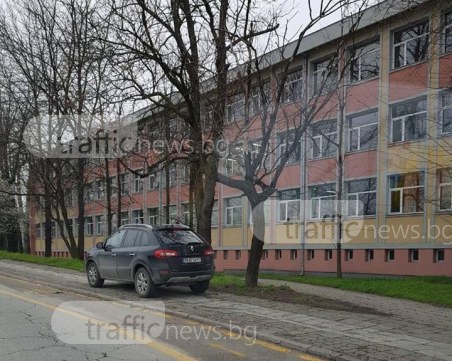 Наглец тормози майките в центъра на Пловдив, системно превзема тротоар СНИМКИ