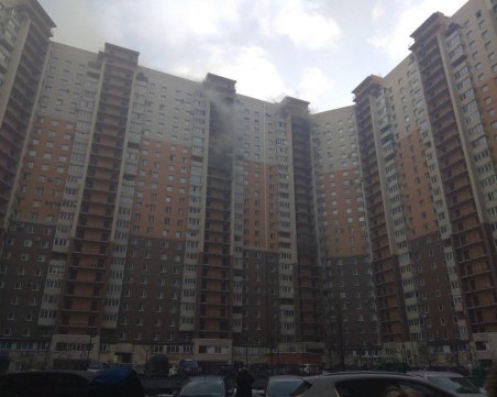 Огнен ад! Евакуираха десетки от горяща многоетажна сграда в Петербург