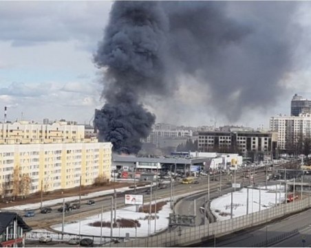 Отново пламъци! Пожар избухна в Санкт Петербург - гори автосалон СНИМКИ