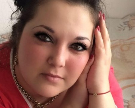 Състоянието на жената, залята с киселина, остава тежко