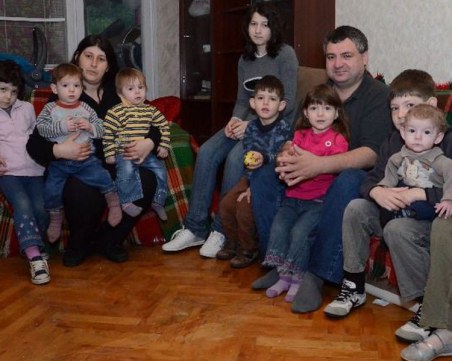 Социални служби отнеха 11-те деца на семейство от Русе