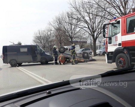 Жестока катастрофа в Пловдив! Кола се обърна по таван, режат я