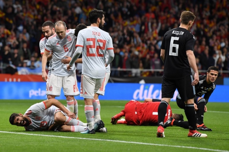 Какво унижение! Испания вкара 6 на Аржентина, Меси гледа отблизо