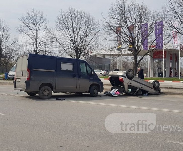 Майка и дете са извадени от рязаната кола на Пещерско, откарани са в болница СНИМКИ
