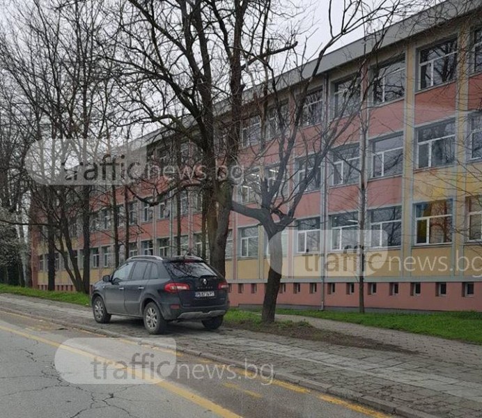 Наглец тормози майките в центъра на Пловдив, системно превзема тротоар СНИМКИ
