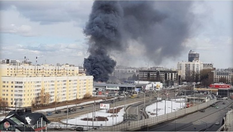 Отново пламъци! Пожар избухна в Санкт Петербург - гори автосалон СНИМКИ