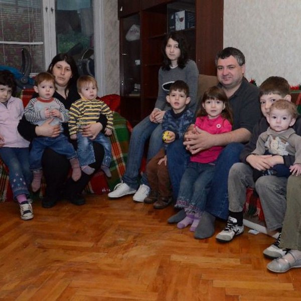 Социални служби отнеха 11-те деца на семейство от Русе