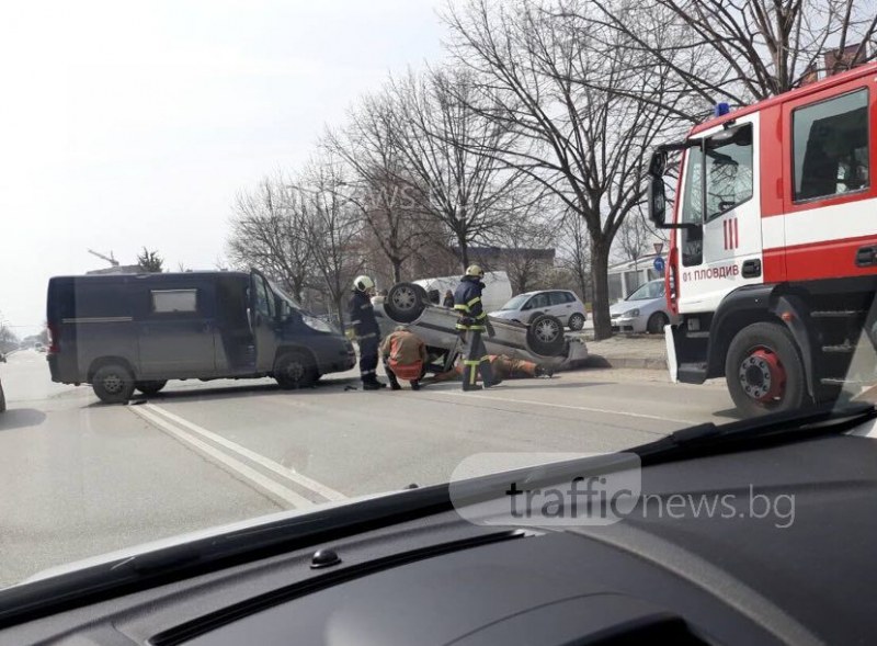 Жестока катастрофа в Пловдив! Кола се обърна по таван, режат я