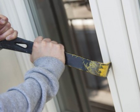 Апаши разбиха два магазина в Първомайско, арестуваха ги