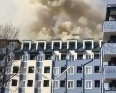 “Блока с уравненията“ пламна, евакуират хората от сградата ВИДЕО