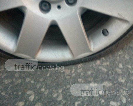 BMW с две спукани гуми - що е то? “Щастието“ да минеш през Кукленско шосе СНИМКИ