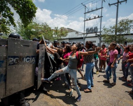 Десетки души загинаха след бунт в затвор във Венецуела СНИМКИ