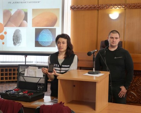 Деца от Пловдив снеха отпечатъци на опасен престъпник СНИМКИ