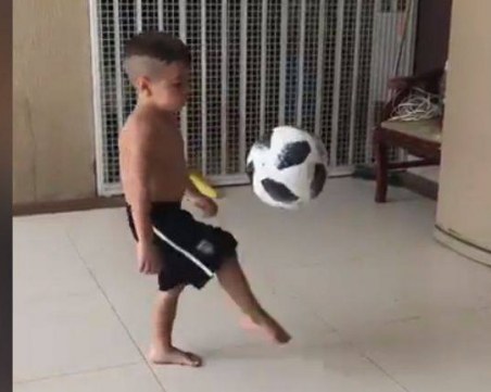 Малчуган конкурира Меси и Роналдо – вижте какво прави с топката ВИДЕО