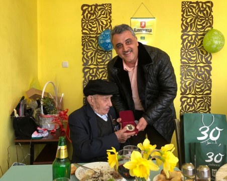 На 105 години дядо Георги от Бенковски закусва сланина и чай, пази се от грип с лимони и мед