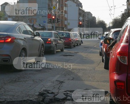 Огромен ров на булевард в Кючука чака жертви повече от месец СНИМКИ