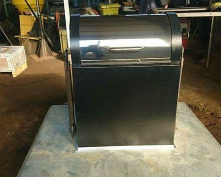 Вкарват подземни контейнери за боклук по редица централни улици в Пловдив СНИМКИ