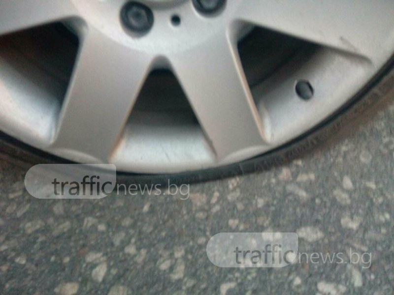 BMW с две спукани гуми - що е то? “Щастието“ да минеш през Кукленско шосе СНИМКИ